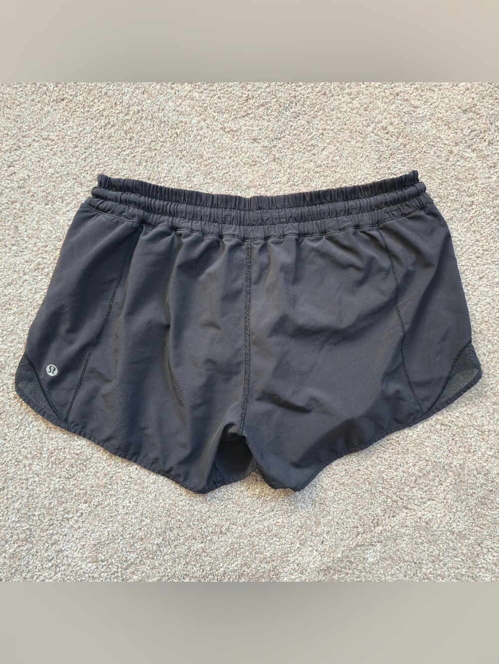 Lululemon Hotty Hot Short II 2.5" Black Sz 8 Mesh